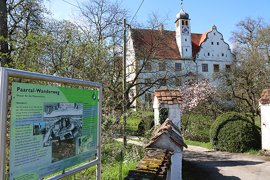 gleich nebenan der Ausblick auf das barocke Schloss Haslangkreit - dort führt auch der Paartal-Wanderweg entlang der mittleren Paar  vorbei (©Foto. Martin Schmitz)